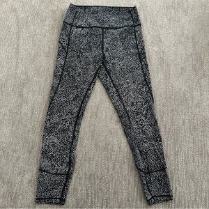 Lululemon, In Movement, 25 length, color black and white